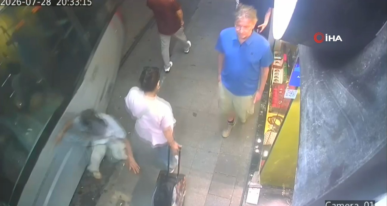 sirkeci-de-tramvay-kadina-carpti