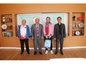 Müdür Başyiğit, Taekwondo Türkiye İkincisi Hayrunnisa Dilsiz’i Kabul Etti