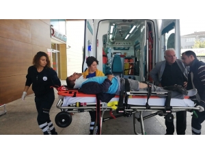 Sebze Yüklü Kamyonet Devrildi: 2 Yaralı