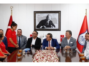 Konak Belediyespor Kadın Futbol Takımı Hedef Yükseltti