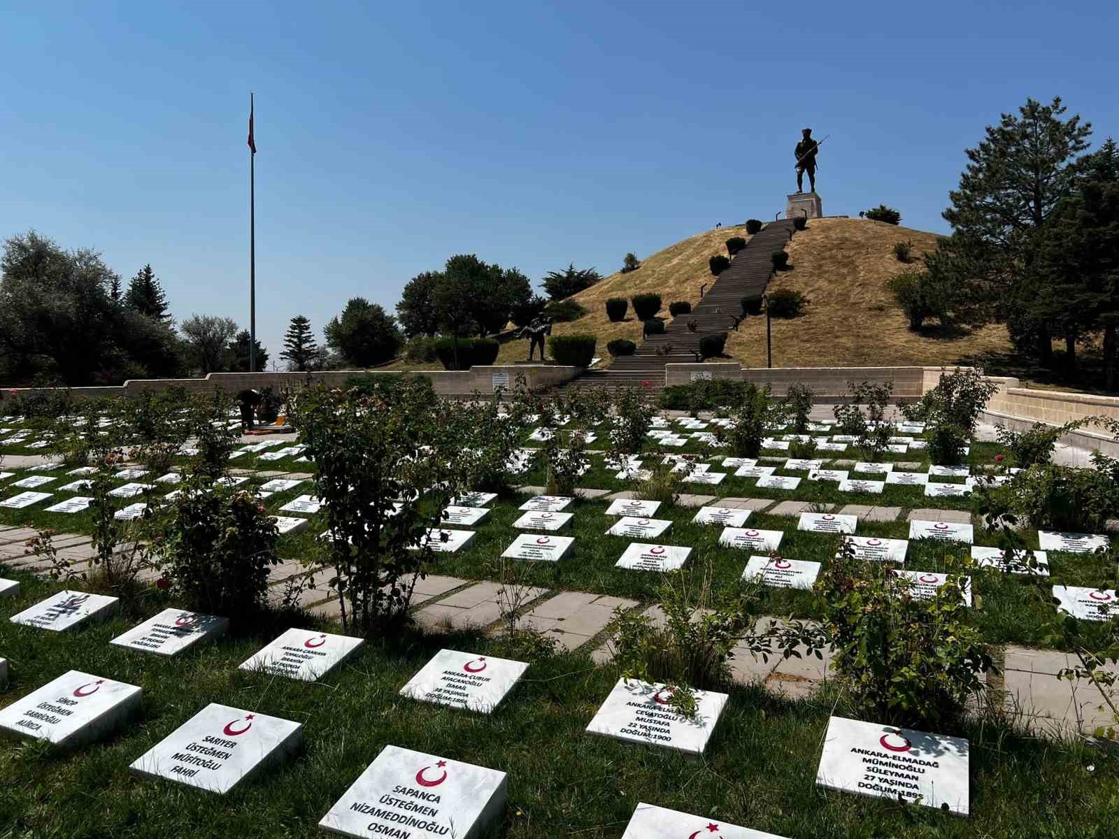 ogrenciler-510-sehit-mezarinin-tasini-okul-atolyesinde-yapip-mezarlari-yenilediler