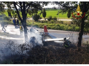 İtalya’da Tek Motorlu Uçak Düştü: 1 Ölü, 3 Yaralı