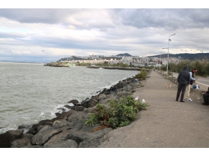 Denize Düşen Genci Oltayla Kurtardılar