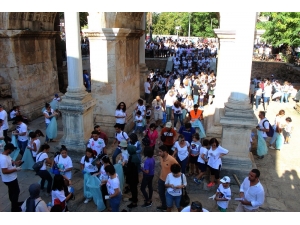 Belediye Başkanı Kaleiçi’nde Çöp Toplama Etkinliğine Katıldı