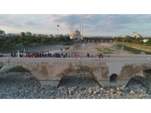 Dünyanın En Eski Köprüsünün Üzerinde Futbol Heyecanı