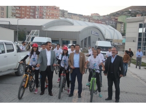 Hakkari’de Uluslararası Dağ Bisikleti Yarışması Startı Verildi