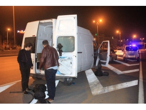 Kaçak Göçmenler Polisi Görünce Otoyolda Dağılıp Kaçtılar
