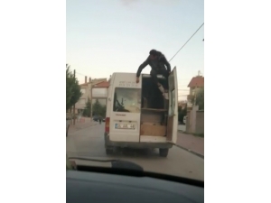 Eşya Taşınan Kamyonetin Üzerinde Tehlikeli Yolculuk
