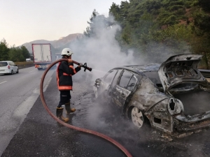 Bir Saat Önce Aldığı Otomobili Yolda Yandı