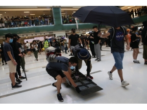 Hong Kong’da Göstericiler Avm’yi Bastı