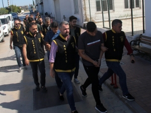 Taciz Bahanesiyle İş Yerlerine Saldırıp Yağmalayan 20 Zanlı Adliyeye Sevk Edildi