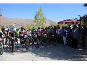 Hakkari’de “Uluslar Arası Dağ Bisikleti Yarışması” Düzenlendi