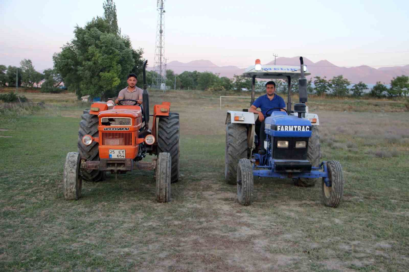 cay-sohbeti-iddiaya-donustu-koyun-futbol-sahasinda-100-metrelik-traktor-yarisi