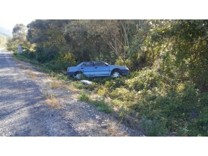 Lastiği Fırlayan Otomobil Yoldan Çıktı