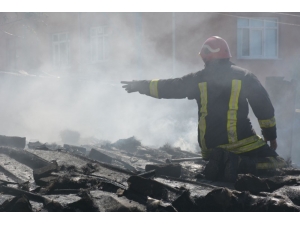 Ekmek Yapmak İsteyen Kadınlar Tandırlığı Küle Çeviriyordu