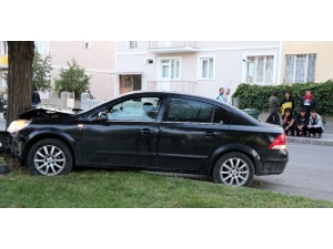 3 Kişinin Yaralandığı Trafik Kazasını Film Gibi İzlediler