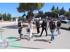 Alaçatı’da Suçüstü Yakalanan 2 Yankesici Tutuklandı