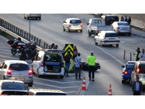 Eşinin Kullandığı Motosiklete Otomobil Çarptı, Genç Kadın "Motosikletleri Yolda Fark Edin" Diye İsyan Etti