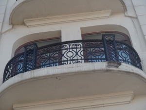 Taksim’de Bir Binadan Kopan Parça Yoldan Geçen Turistin Üzerine Düştü