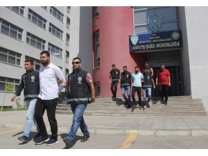 Kadın Kılığındaki Zanlılar, Mahalleli Sorguya Alınarak Çözüldü