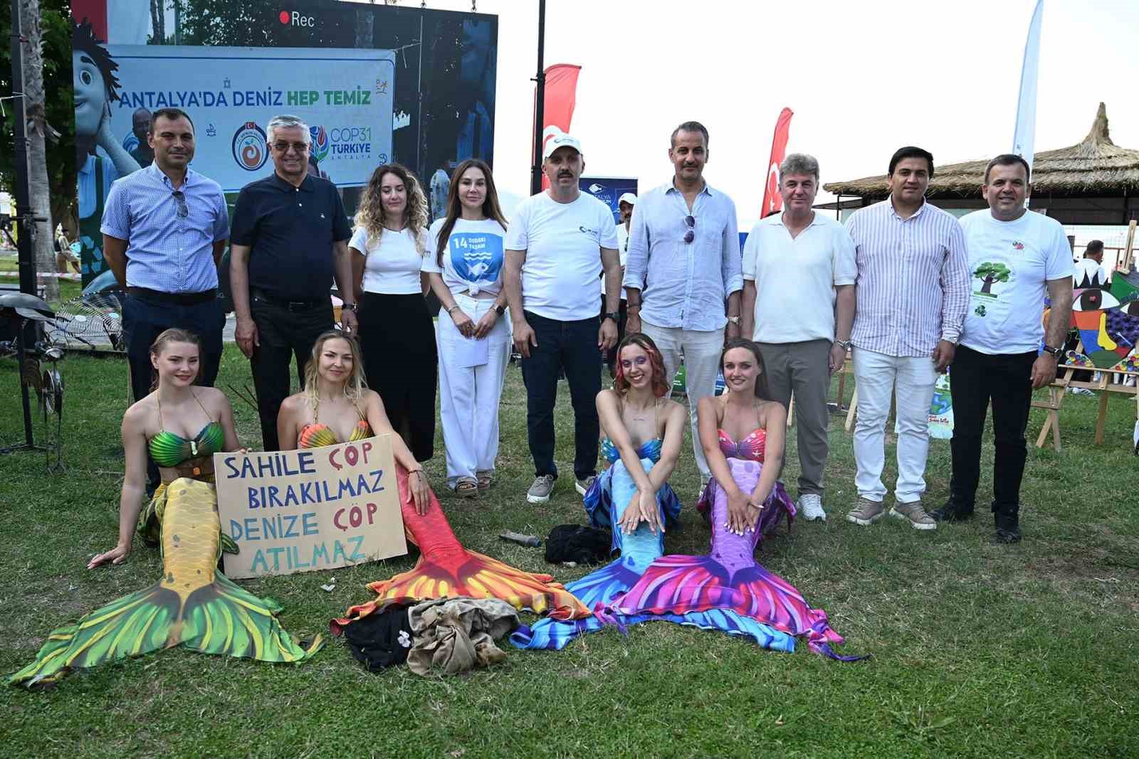 antalya-da-deniz-kizlari-esliginde-dip-temizligi