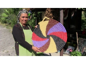 Ekmeğini Buğday Sapından Çıkarıyor