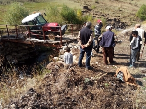 Traktör Tahta Köprüde Asılı Kaldı