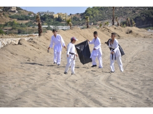 Karateciler Sahil Temizliği Yaptı