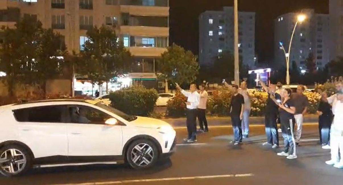 kazada-kaybettikleri-yakinlari-icin-yolu-kisa-sureligine-ulasima-kapattilar