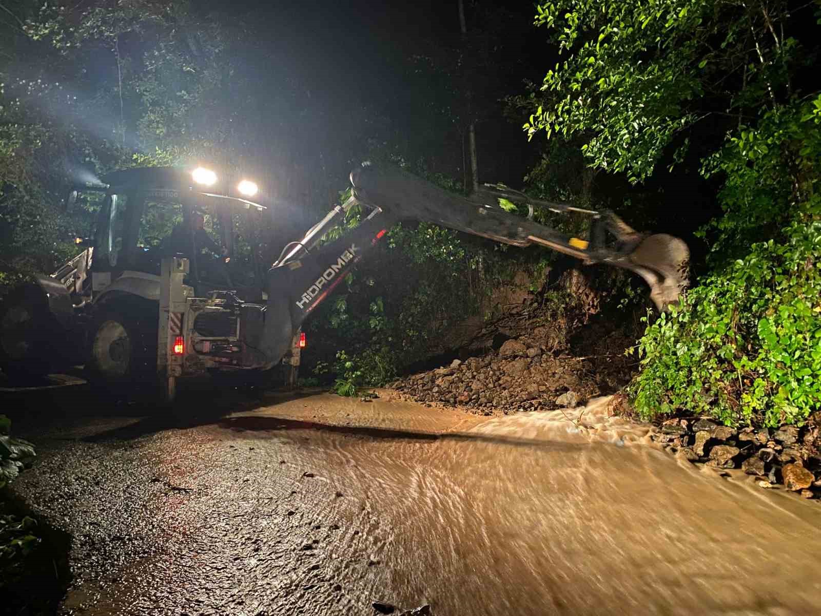 arakli-ilcesinde-siddetli-yagis-sonrasi-kapanan-yollar-aciliyor