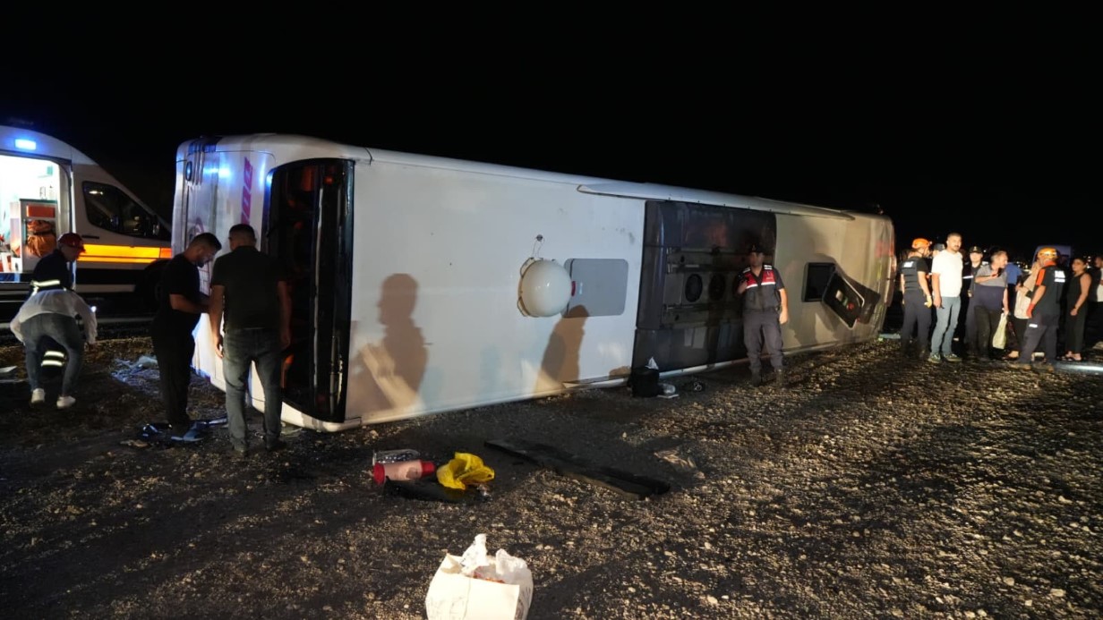 kirikkale-de-yolcu-otobusu-devrildi-40-kisi-yaralandi