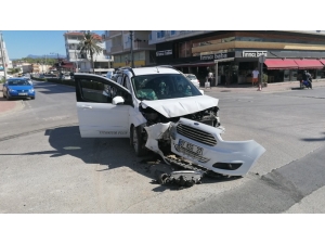 Ticari Araçlar Kavşakta Çarpıştı: 1 Yaralı