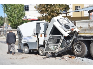 Freni Boşalan Temizlik Aracı Tıra Çarptı