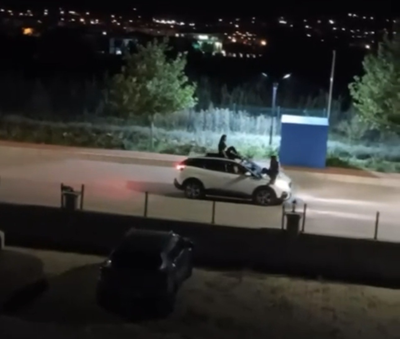 iki-kadinin-seyir-halindeki-otomobilin-ustunde-tehlikeli-yolculugu-kamerada