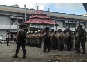Endonezya’da Protestocular Binaları Ateşe Verdi: 20 Ölü