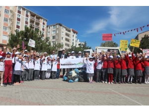 Çevre Kirliliğine Dikkat Çekmek İçin Çöp Topladılar