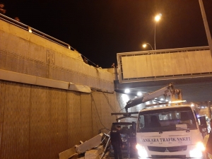 Başkent’te Minibüs Alt Geçide Uçtu: 1’i Ağır 3 Yaralı