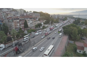 Kocaeli’de Makaslayan Tır D-100’ü Trafiğe Kapattı: 1 Yaralı