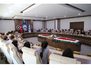 Rektör, Yabancı Öğrencilerle Türkü Söyledi