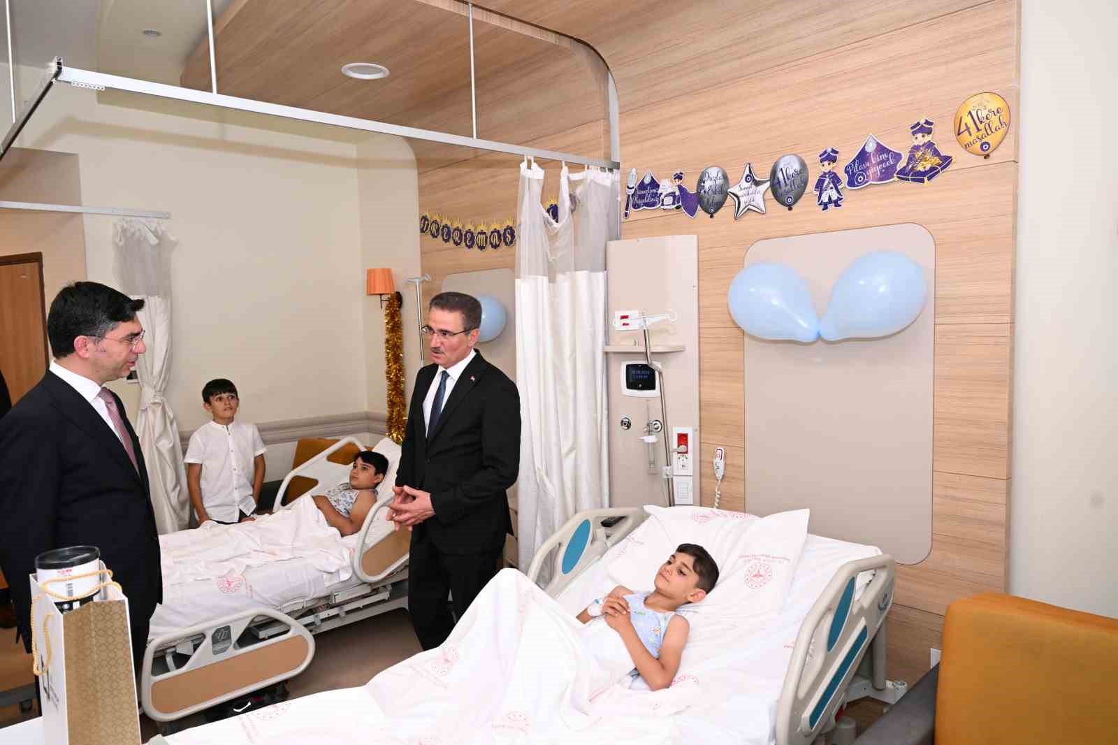 erzurum-valisi-barus-sehir-hastanesi-nde-sunnet-olan-cocuklari-ziyaret-etti