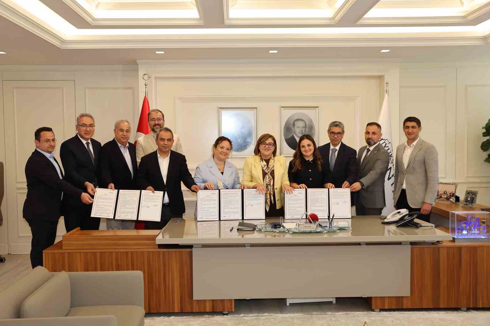 buyuksehir-tadim-ipek-yucel-sanat-ve-egitim-merkezi-binasi-yapimi-icin-protokol-imzaladi