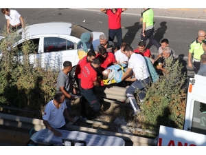 Otomobil İle Traktör Çarpıştı: 3 Yaralı