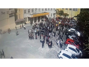 Depremde Okullar Boşaltıldı, O Anlar Kameralara Yansıdı