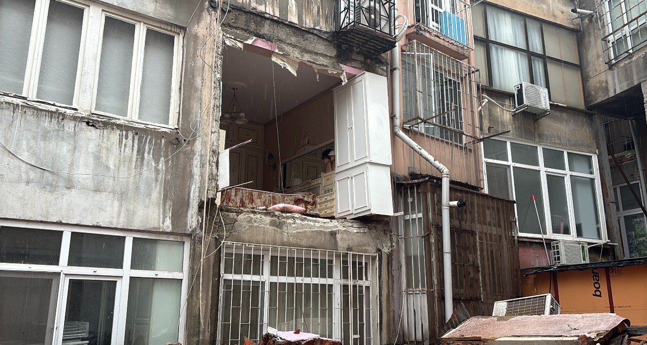 nisantasi-nda-bir-binanin-duvari-coktu-mahalle-sakinleri-deprem-oldu-zannetti