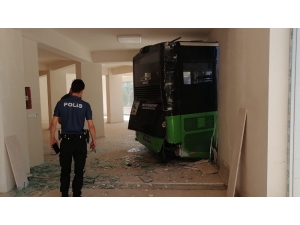 Otobüs Kendi Kendine Hareket Edip, Boş Dükkana Girdi