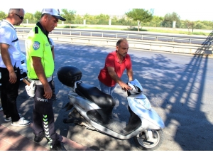 Ehliyetsiz Sürücü Polis Noktasında Motosikleti Bırakıp Kaçtı
