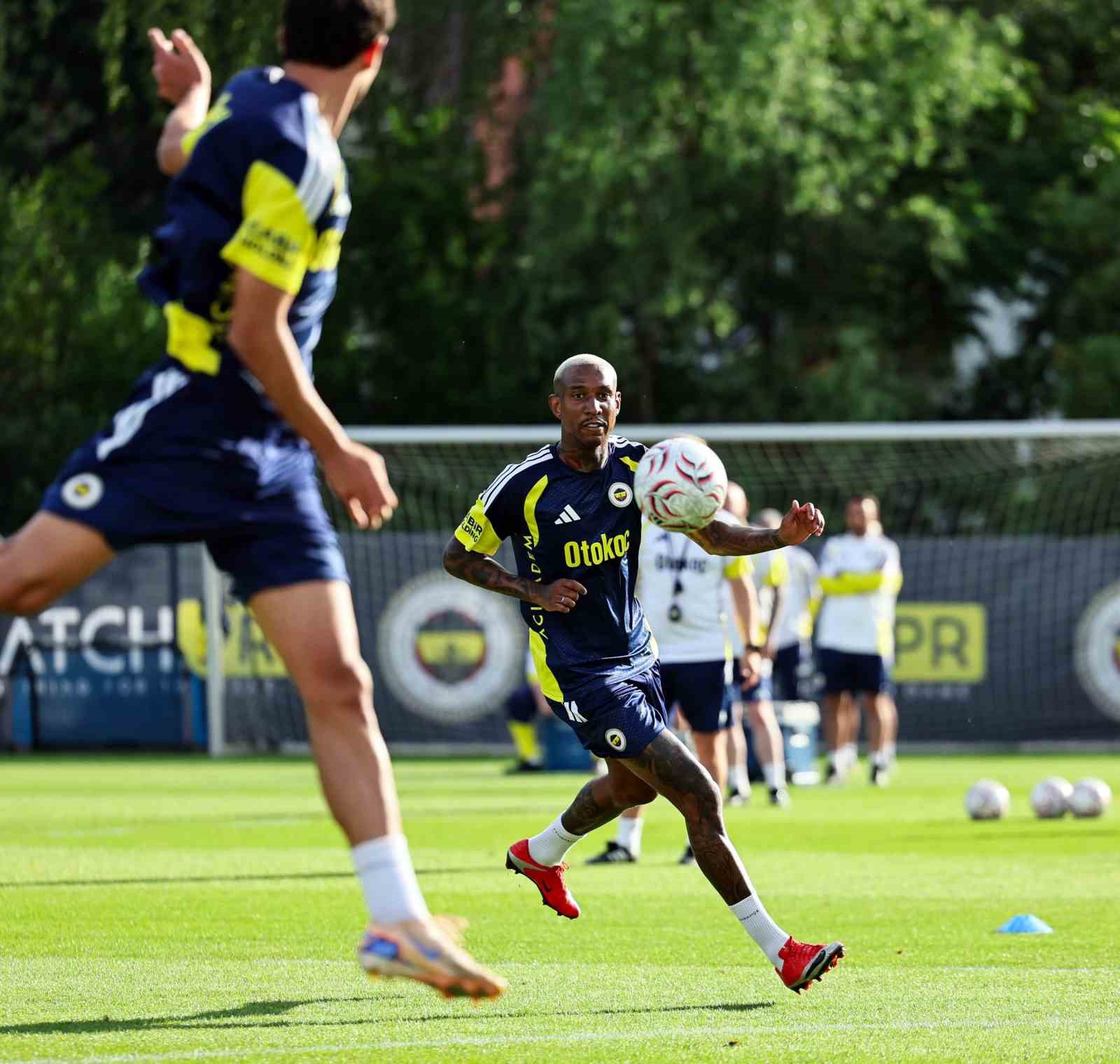 fenerbahce-gunu-iki-antrenmanla-tamamladi