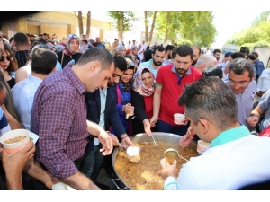 Üniversite Öğrencilerine Aşure İkramı