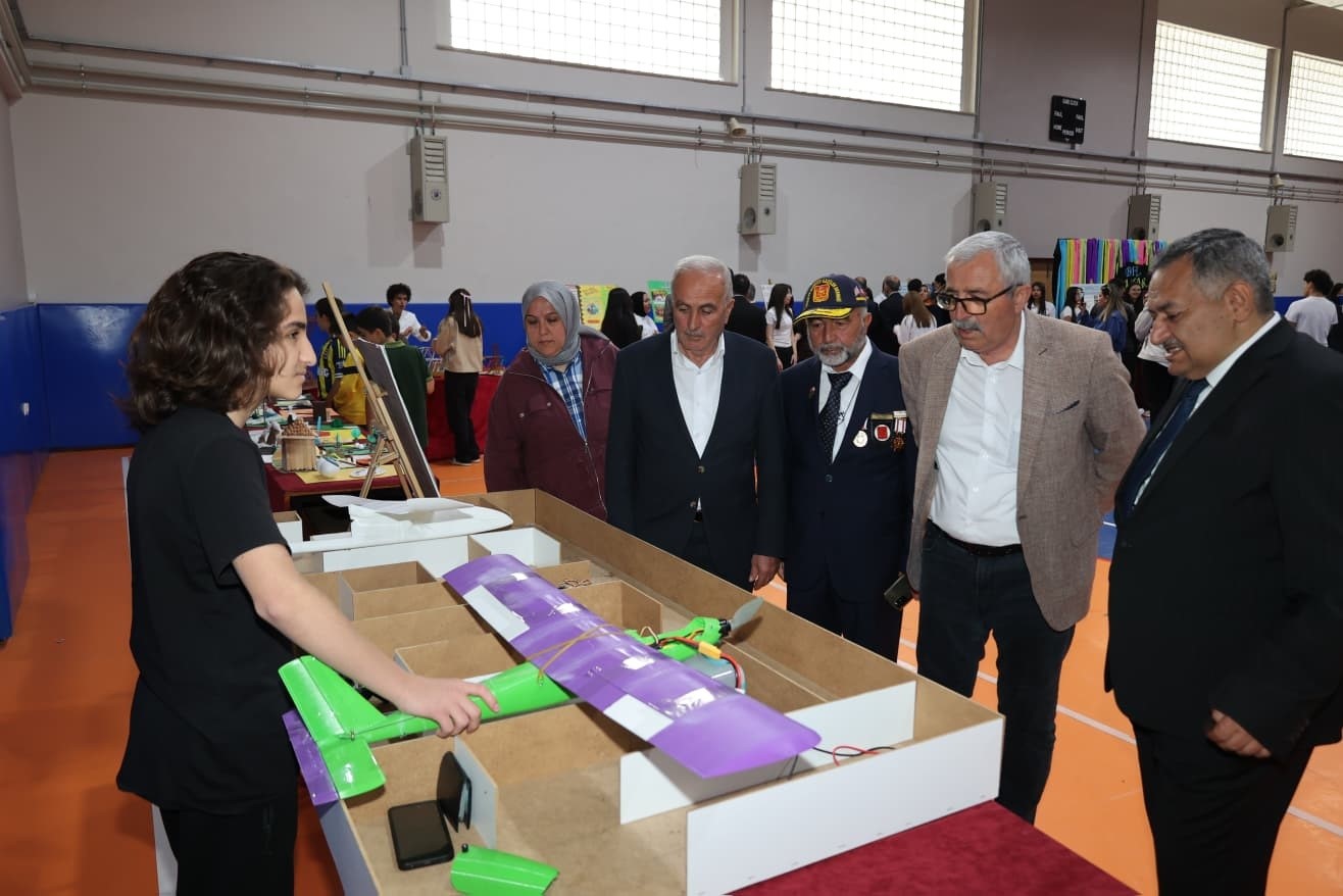 bunyan-fen-lisesi-nde-duzenlenen-bilim-fuari-na-yogun-ilgi