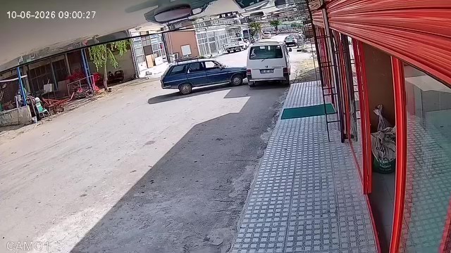 el-freni-cekilmeyen-otomobil-hareket-edip-minibuse-carpti-o-anlar-kamerada